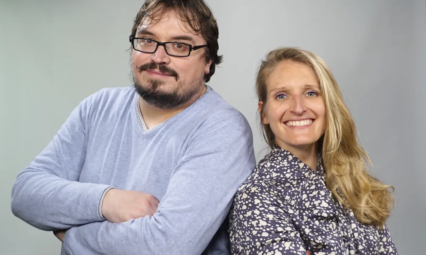 Joël Burri, rédacteur en chef du journal «Réformés» et Camille Andres, journaliste et cheffe de projet. © Max Idje
