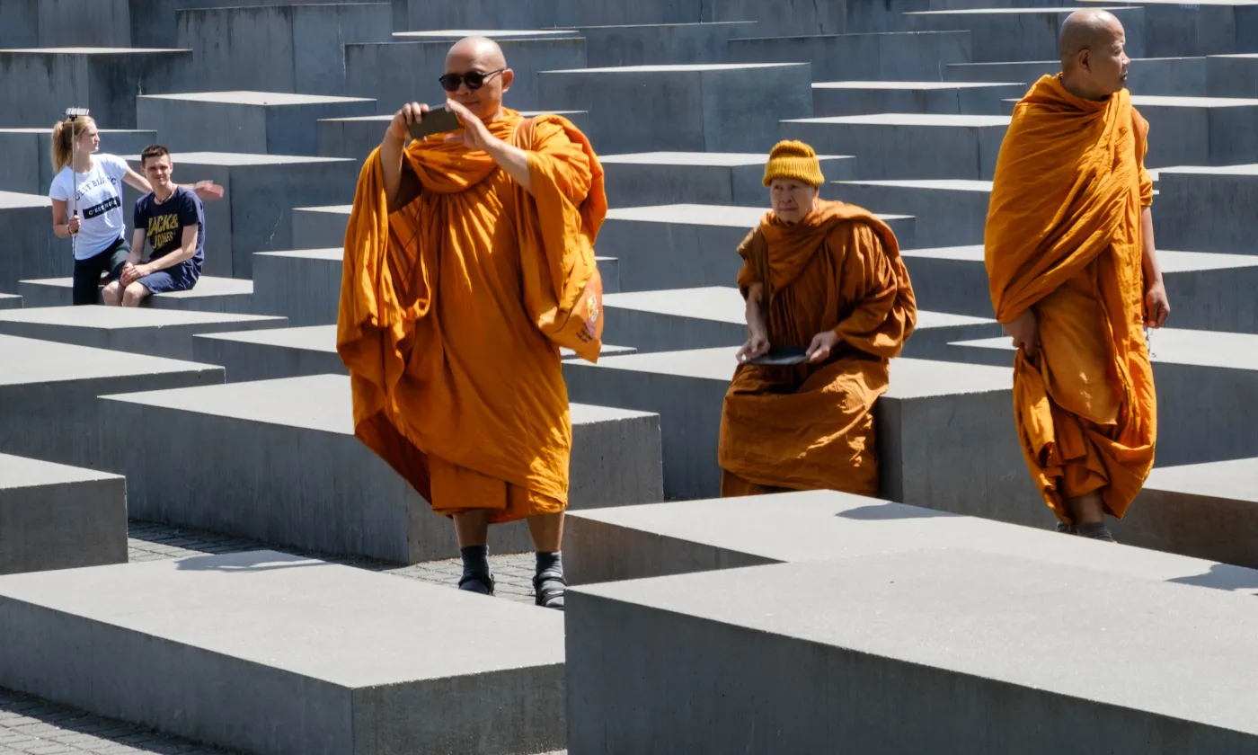 Moines bouddhistes visitant le Mémorial de l’Holocauste à Berlin