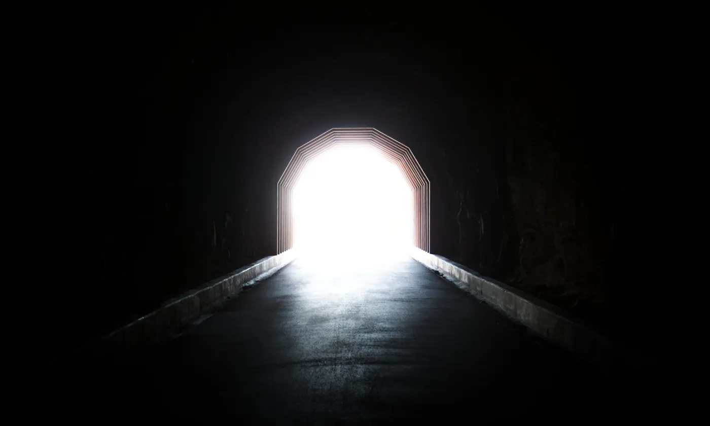 Le tunnel et la lumière font partie de nombreux récits d'expérience de mort imminente. © iStock/ImageGeneration